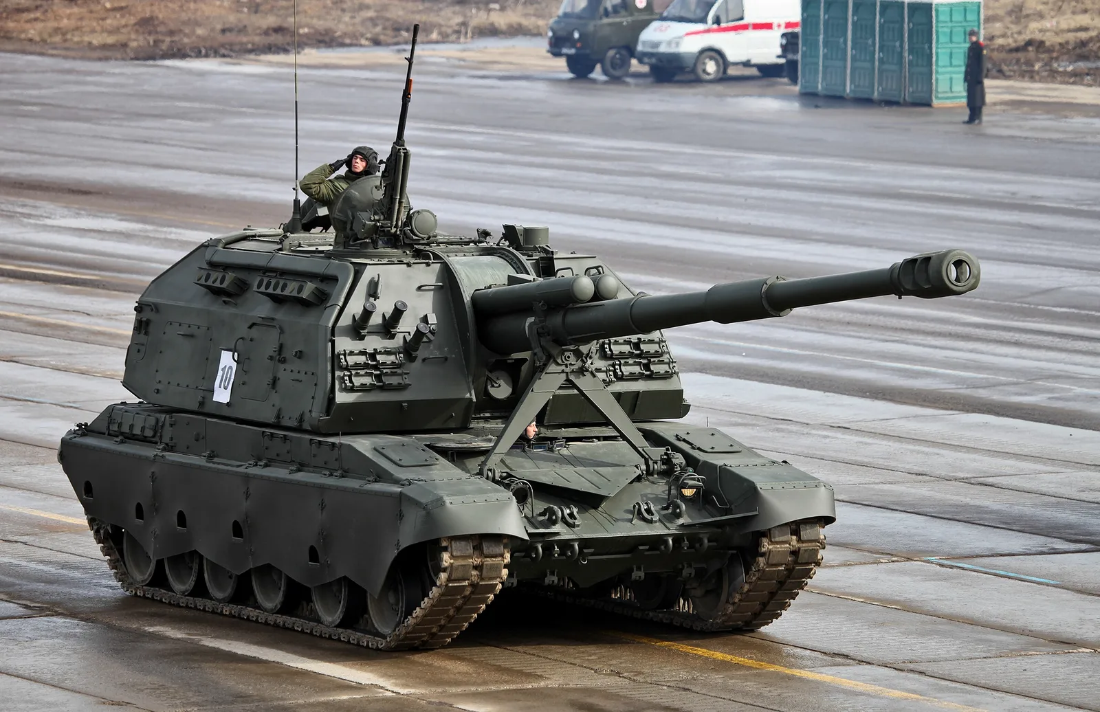 A 2S19 Msta-S self-propelled howitzer, Russia's standard tracked 152mm gun.