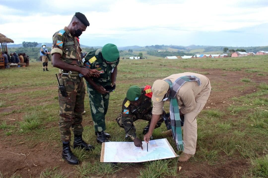 A MONUSCO official and FARDC officers discuss the security situation in the Uvira Hauts-Plateaux, South Kivu