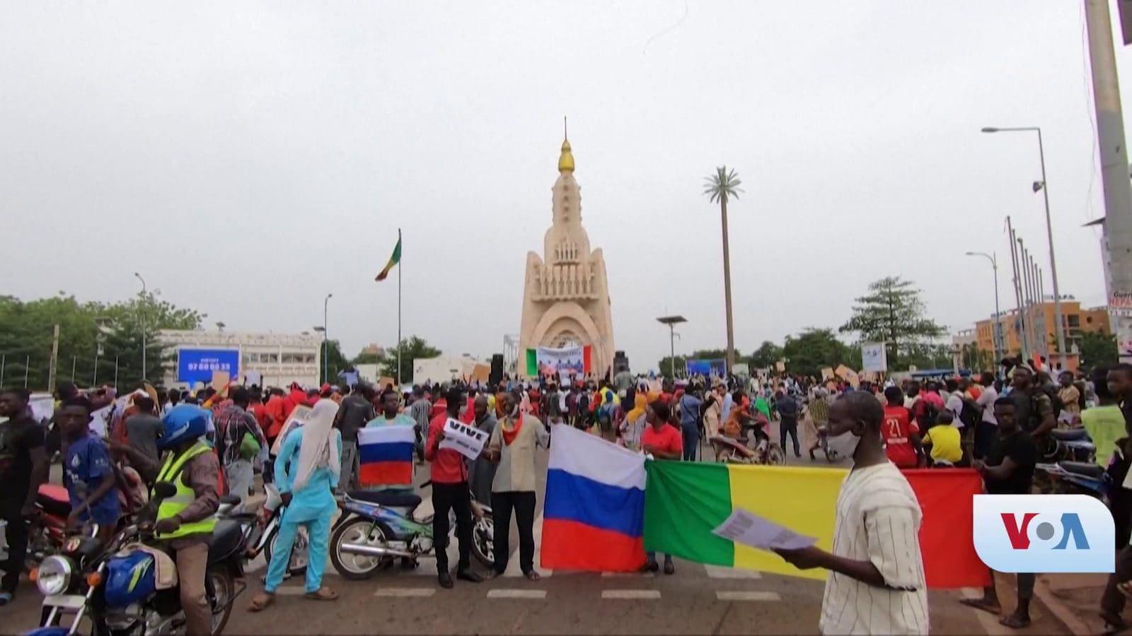 Demonstrators in Bamako waving Russian and Malian flags in support of the military junta, May 2021