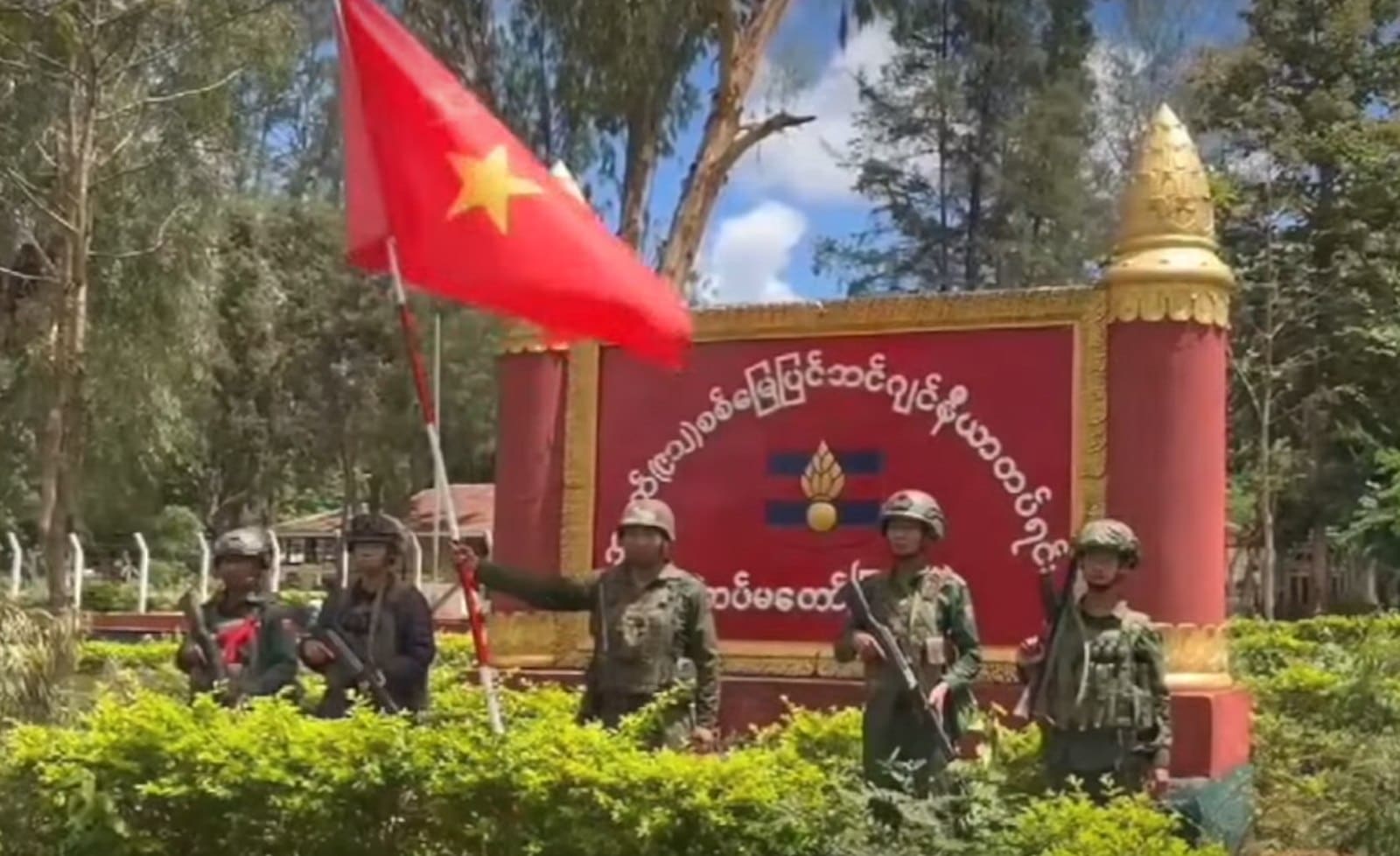 MNDAA fighters capturing the Tatmadaw's Northeastern Regional Military Command in Lashio