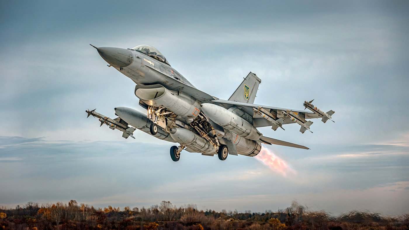 A Ukrainian Air Force F-16AM Fighting Falcon taking off carrying air-to-air missiles