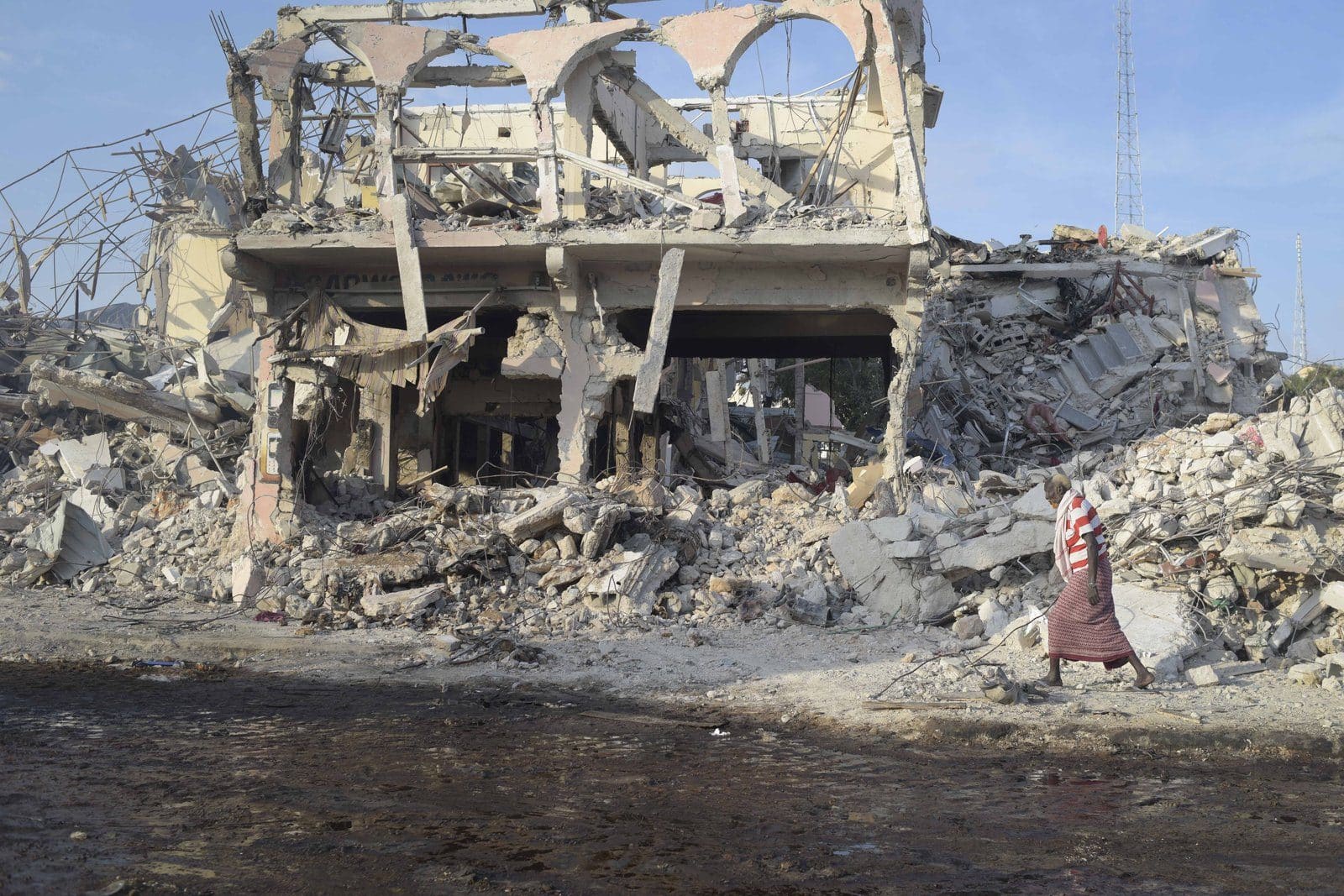 AMISOM's Ugandan Contingent Commander visits the site of the truck bombing attack in Mogadishu the day after the blast
