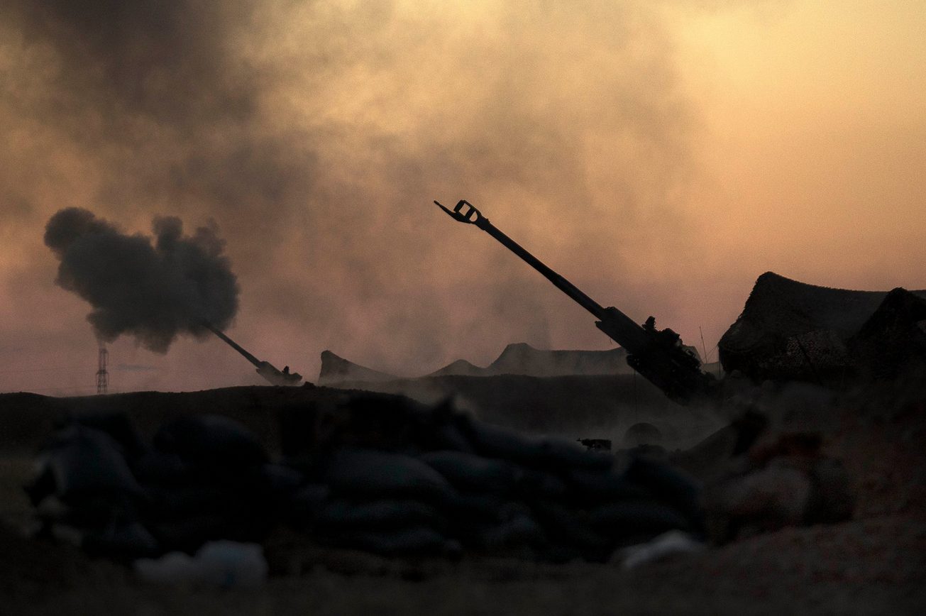 US Marine Corps artillery crew firing in support of Syrian Democratic Forces during the battle for Raqqa