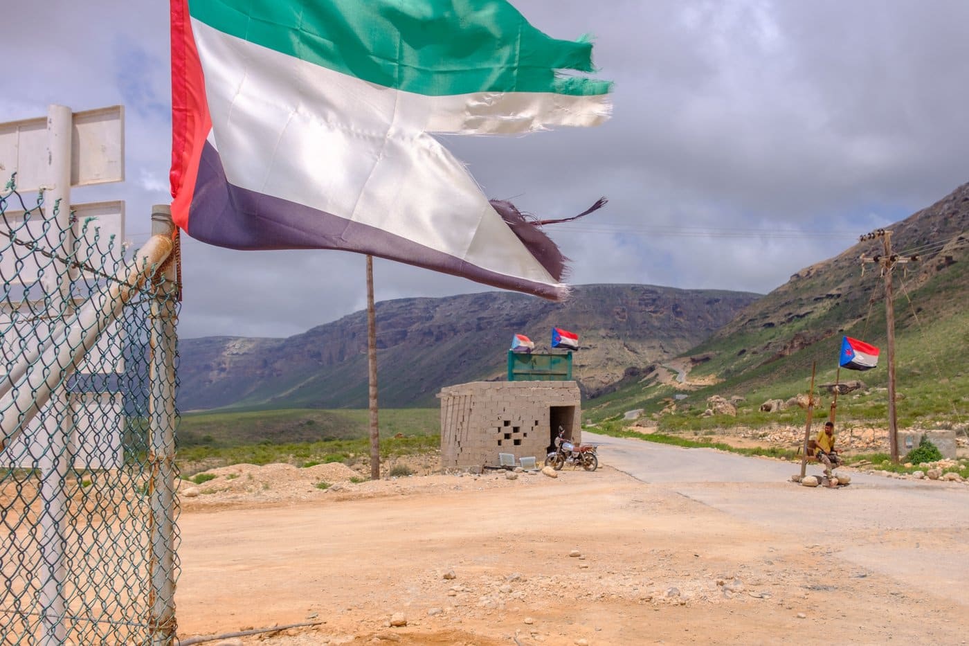 A Southern Transitional Council roadblock with a UAE flag visible nearby, illustrating STC territorial control of the kind it asserted in its April 2020 self-administration declaration