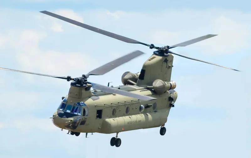 Boeing CH-47F Chinook, view 1